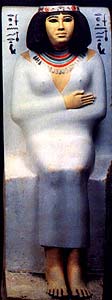 Нофрет, жена принца Рахотепа. Деталь скульптуры из Медума, IV династия. Египетский музей, Каир. У королевы парик, типичный для периода Древнего царства, она одета в нижнюю одежду с бретельками и гладкий прилегающий каласирис из белого материала