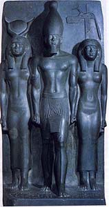Фараон Менкаура с богинями, IV династия. Египетский музей, Каир. У богинь парики, типичные для периодов Древней и Средней империи, прилегающий каласирис. У фараона на голове митра Верхнего Египта, на нем набедренная повязка