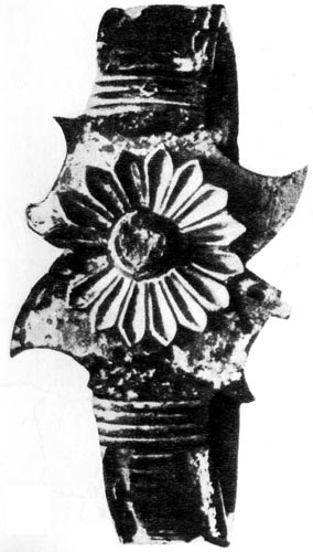 Браслет из Микен. XVI век до н. э. Браслет, типичное украшение критских женщин, в центре украшен цветком. 