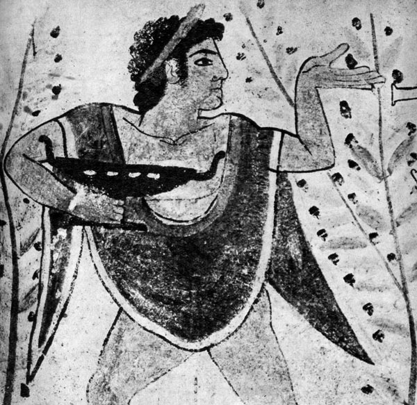 Юноша с кубком (из группы музыкантов). Фрагмент росписи склепа «Леонард», около 470 г. до н. э. Национальный музей, Тарквиния. Отделка короткого плаща контрастного цвета. Прическа придерживается филлетом. 