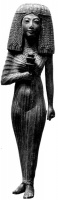 Ханонтон. Деревянная фигурка, XIX династия. Египетский музей, Каир. Знатная женщина с высоким париком, одета в каласирис из мягкой шелковой ткани