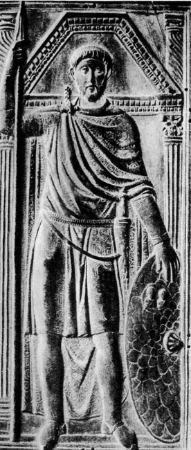 Консул Стилихон. Левая створка диптиха, около 400 г. Храмовые сокровища, Монза. Мужчина с копьем и щитом одет в короткую тунику и сагум, скрепленный на плече фибулой