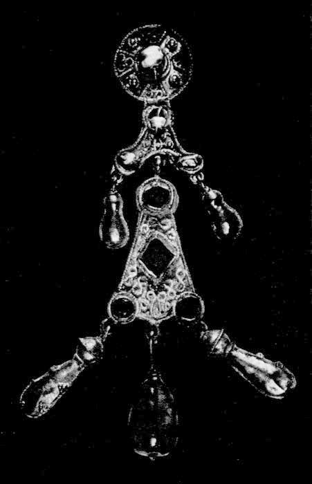 Ломбардская драгоценность. VI-VIII век. Кастель Трасино. Драгоценность, богато украшенная эмалью и техникой клуазонне, служила для скрепления присборенной одежды